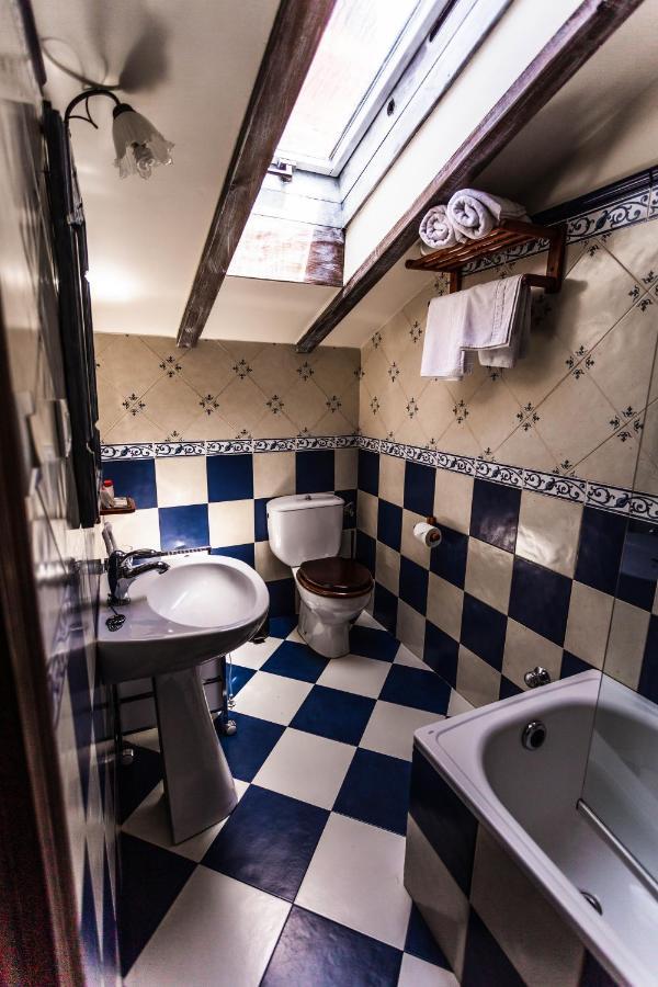 Posada Real La Montanesa Corrales De Buelna ภายนอก รูปภาพ