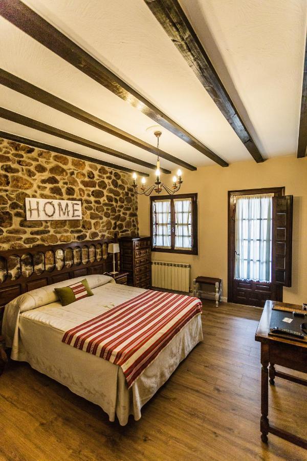 Posada Real La Montanesa Corrales De Buelna ภายนอก รูปภาพ