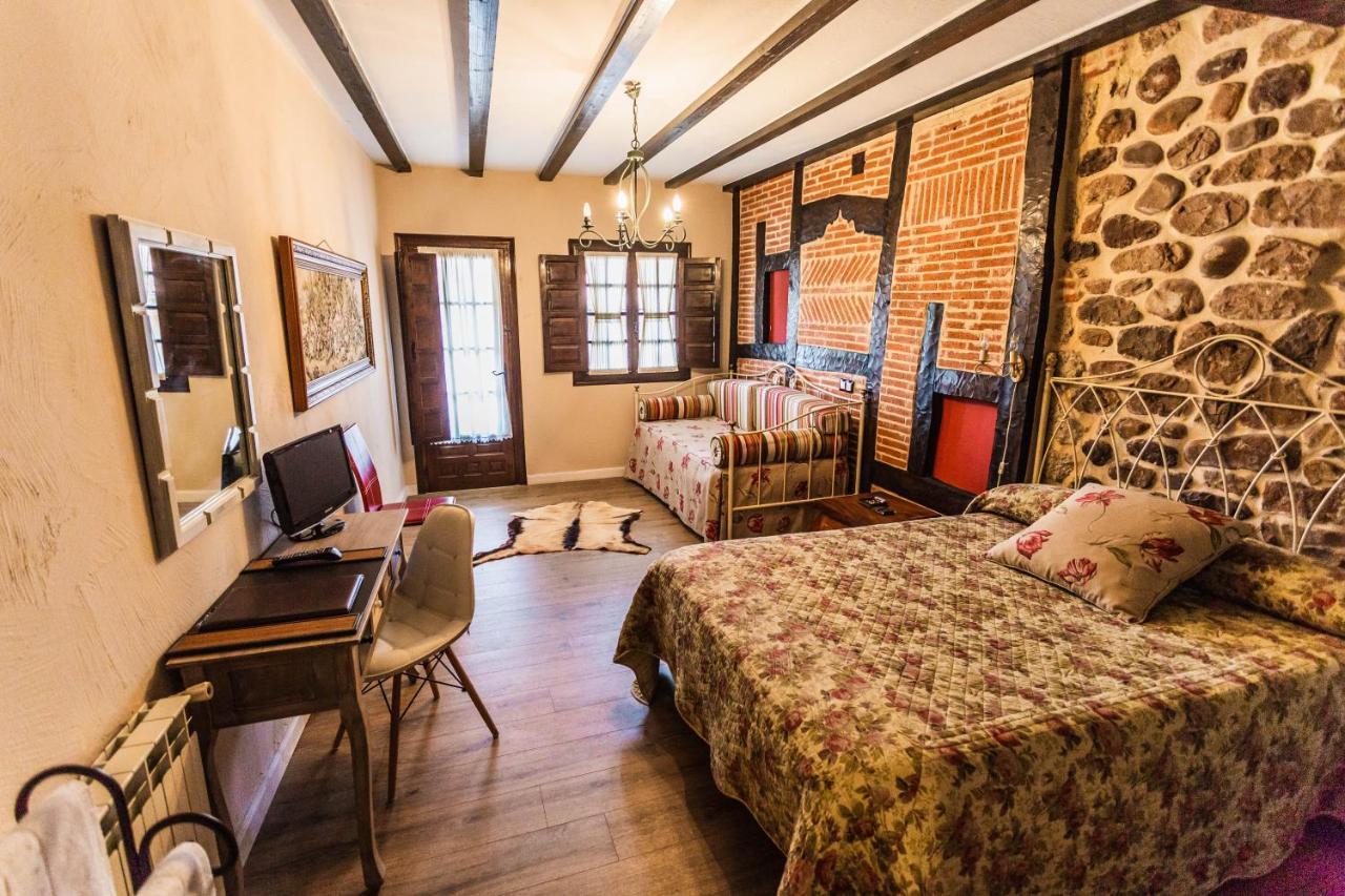 Posada Real La Montanesa Corrales De Buelna ภายนอก รูปภาพ