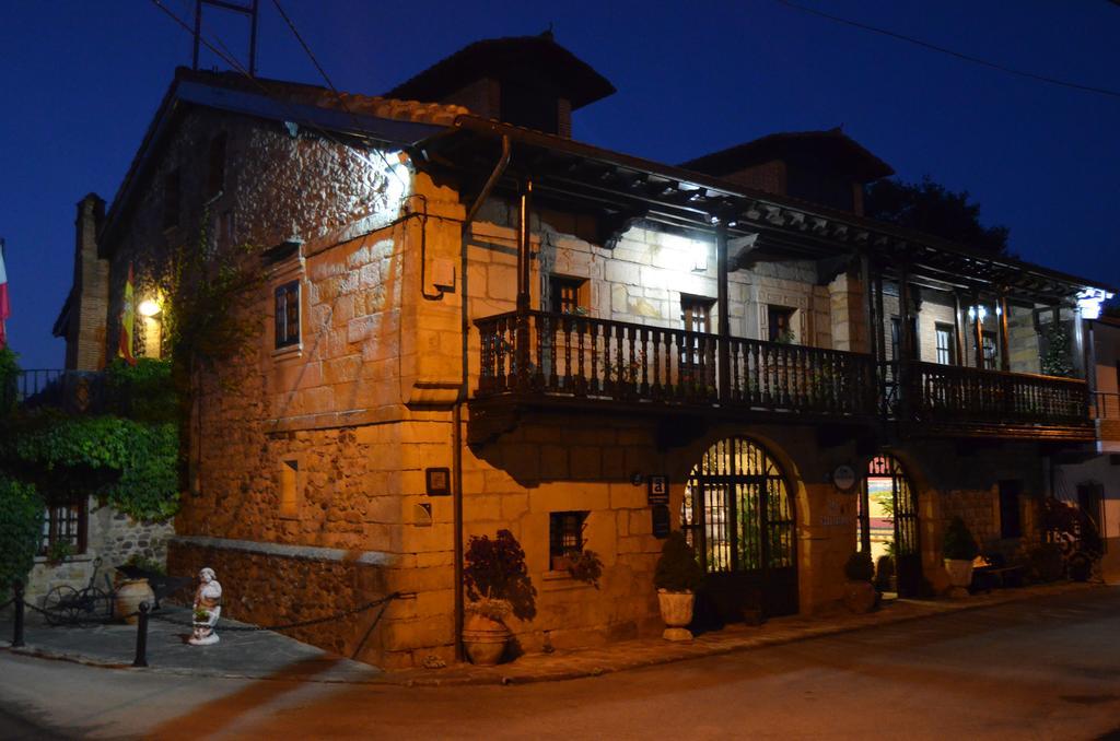 Posada Real La Montanesa Corrales De Buelna ภายนอก รูปภาพ