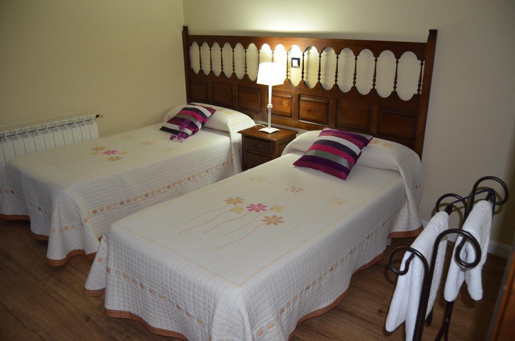Posada Real La Montanesa Corrales De Buelna ภายนอก รูปภาพ